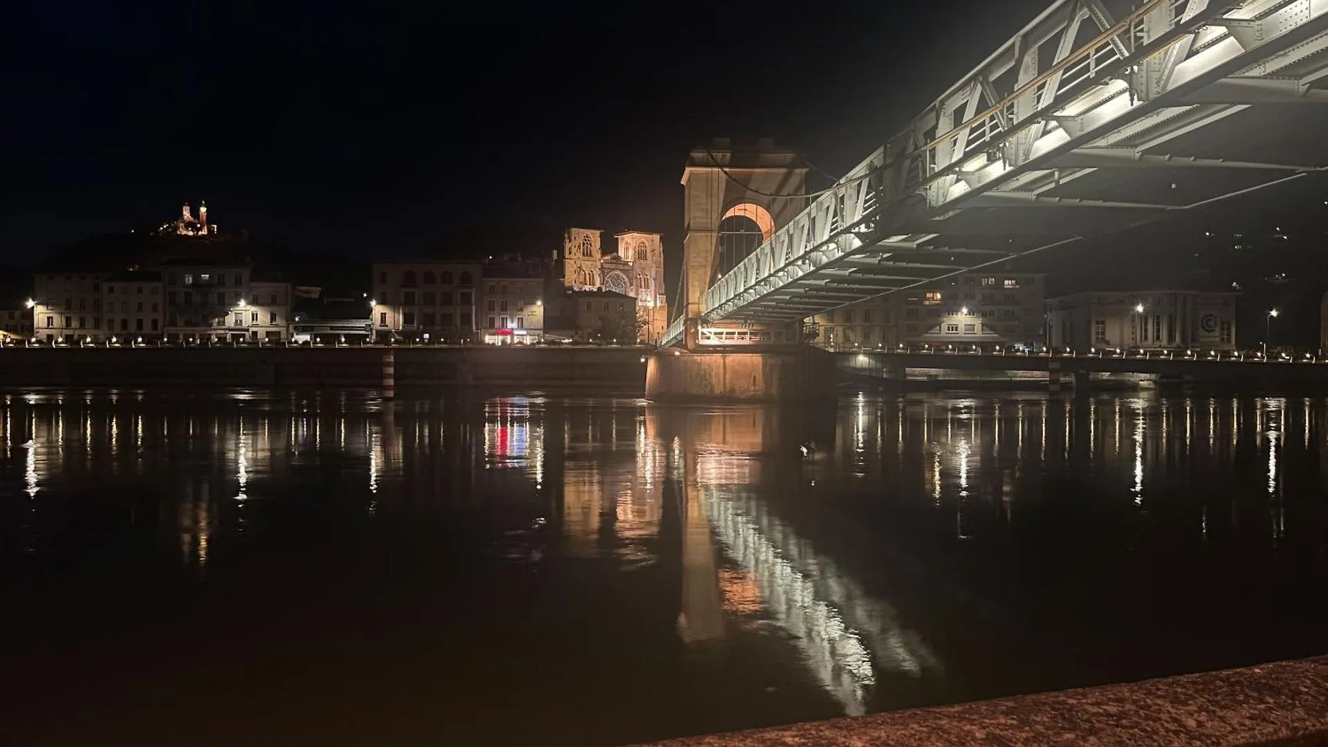 Au Petit Velo De Vienne - Balcon, Vue Panoramique & Parking Gratuit Lägenhet